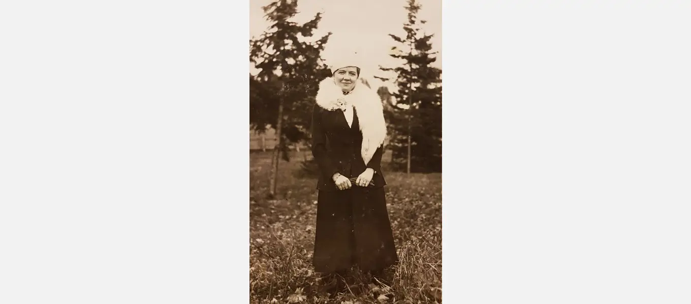 A fashionably dressed Dora in the grounds of Rideau Hall.